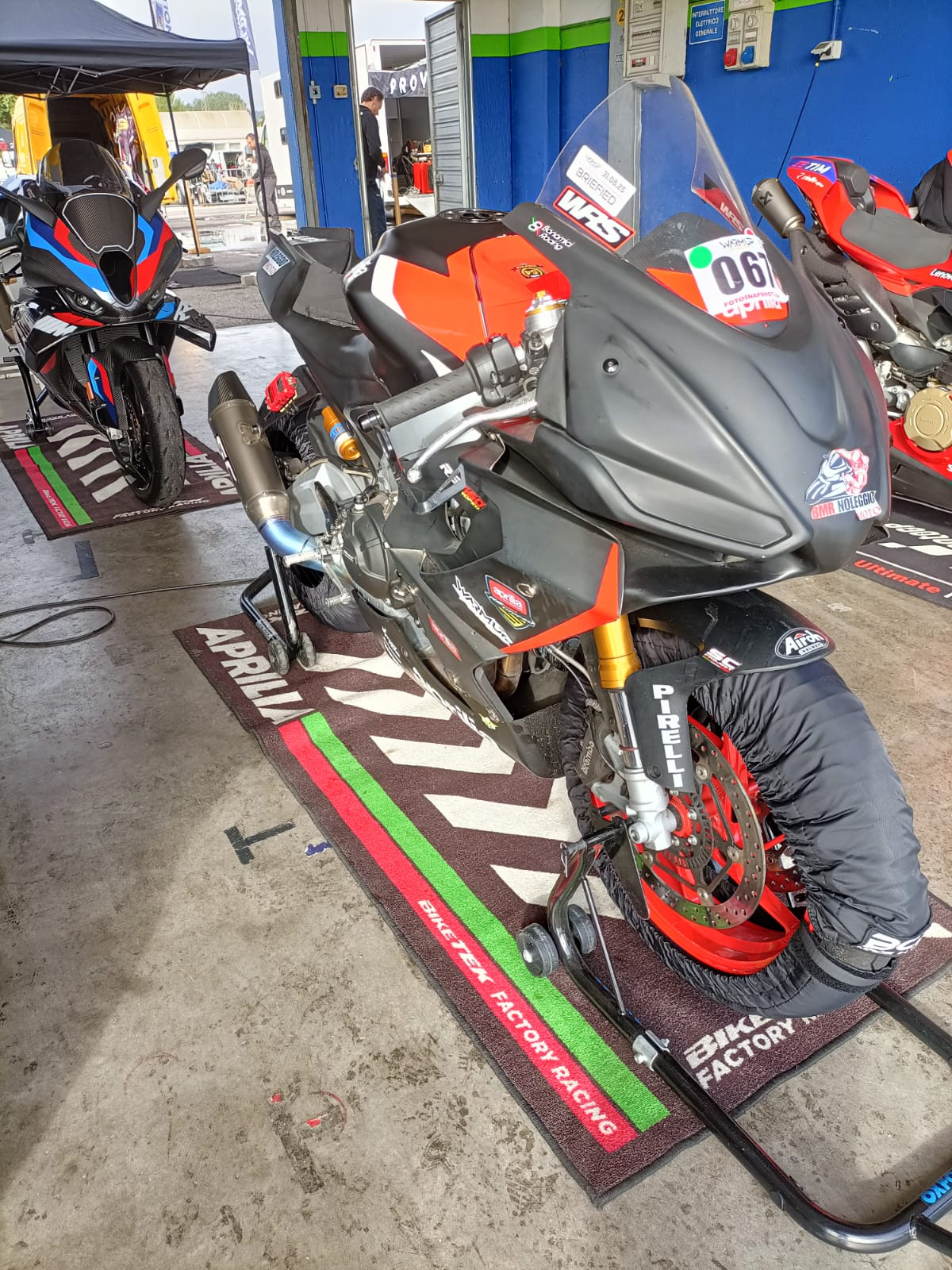 Aprilia Rs 660 Trofeo Noleggio Moto Pista BMR Noleggio Vista Laterale Box