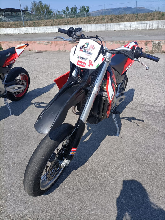 In Vendita Aprilia SXV 550 Motard Km 1.470 Originale Aprilia Racing in Pronta Consegna