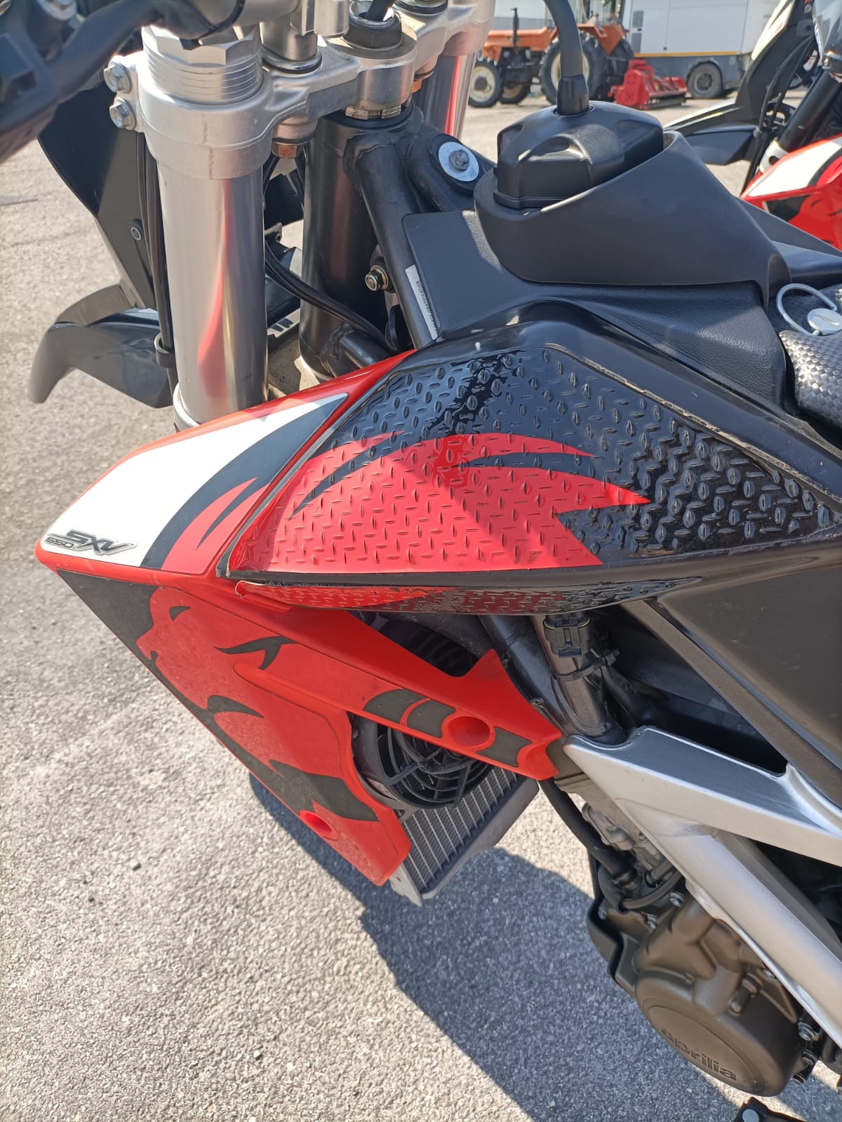 In Vendita Aprilia SXV 550 Motard Km 1.470 Originale Aprilia Racing in Pronta Consegna