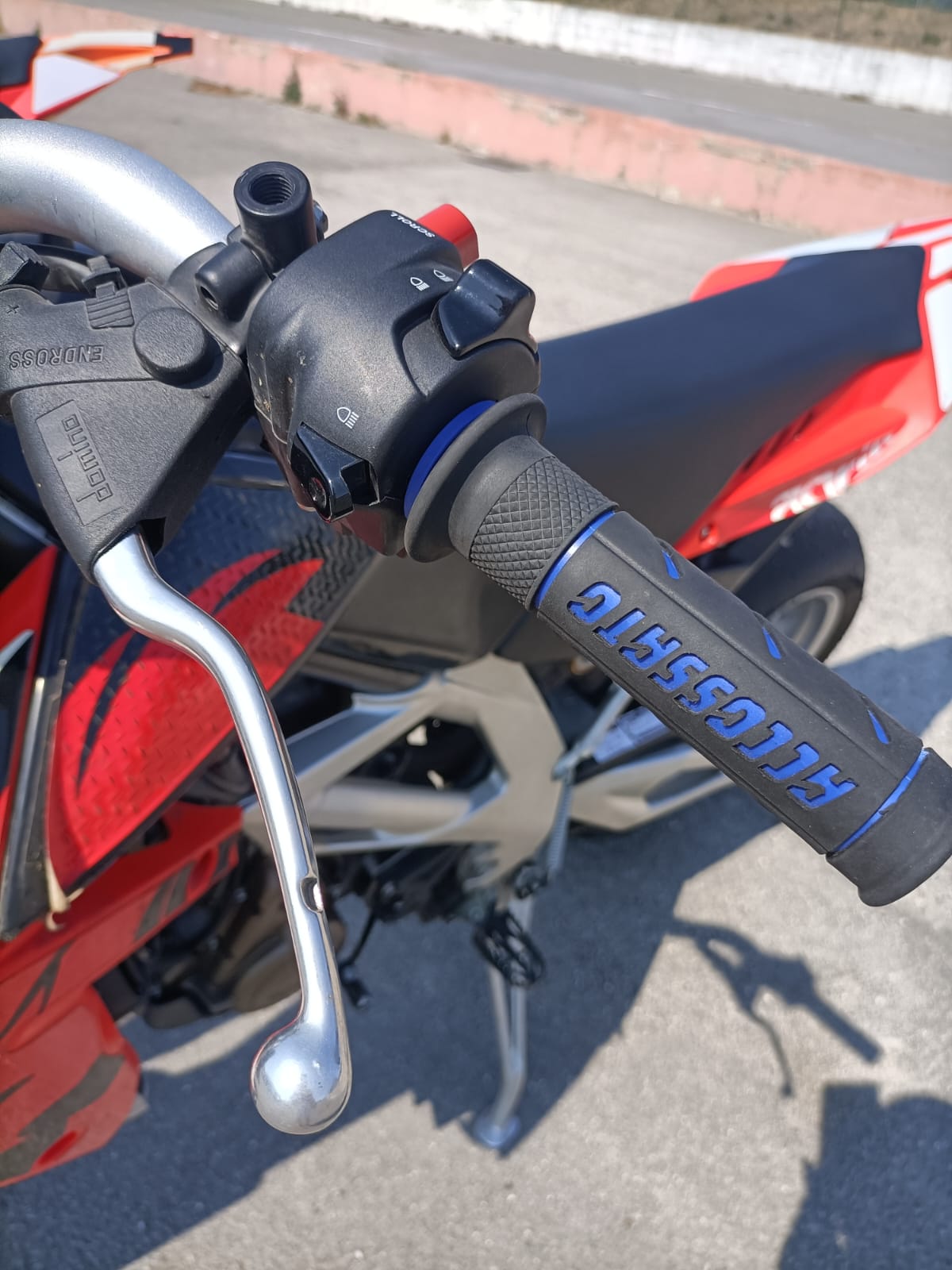In Vendita Aprilia SXV 550 Motard Km 1.470 Originale Aprilia Racing in Pronta Consegna