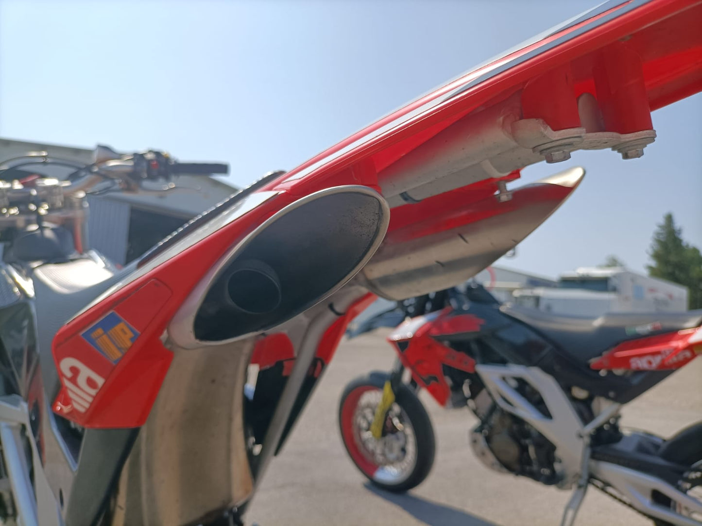 In Vendita Aprilia SXV 550 Motard Km 1.470 Originale Aprilia Racing in Pronta Consegna