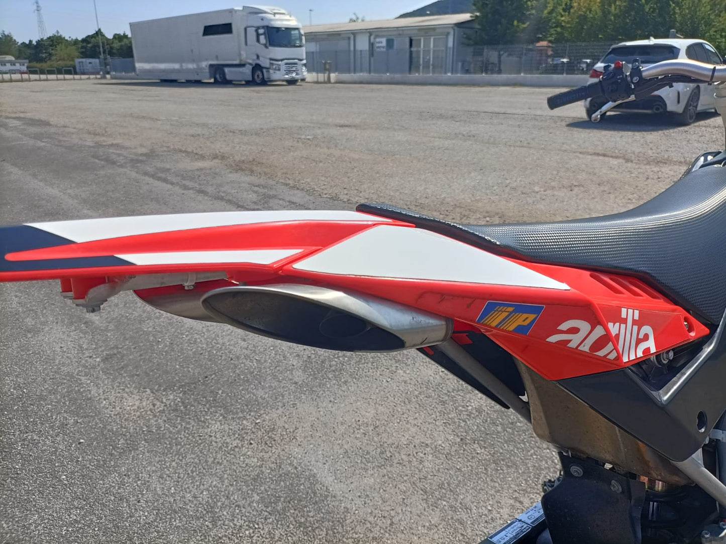 In Vendita Aprilia SXV 550 Motard Km 1.470 Originale Aprilia Racing in Pronta Consegna