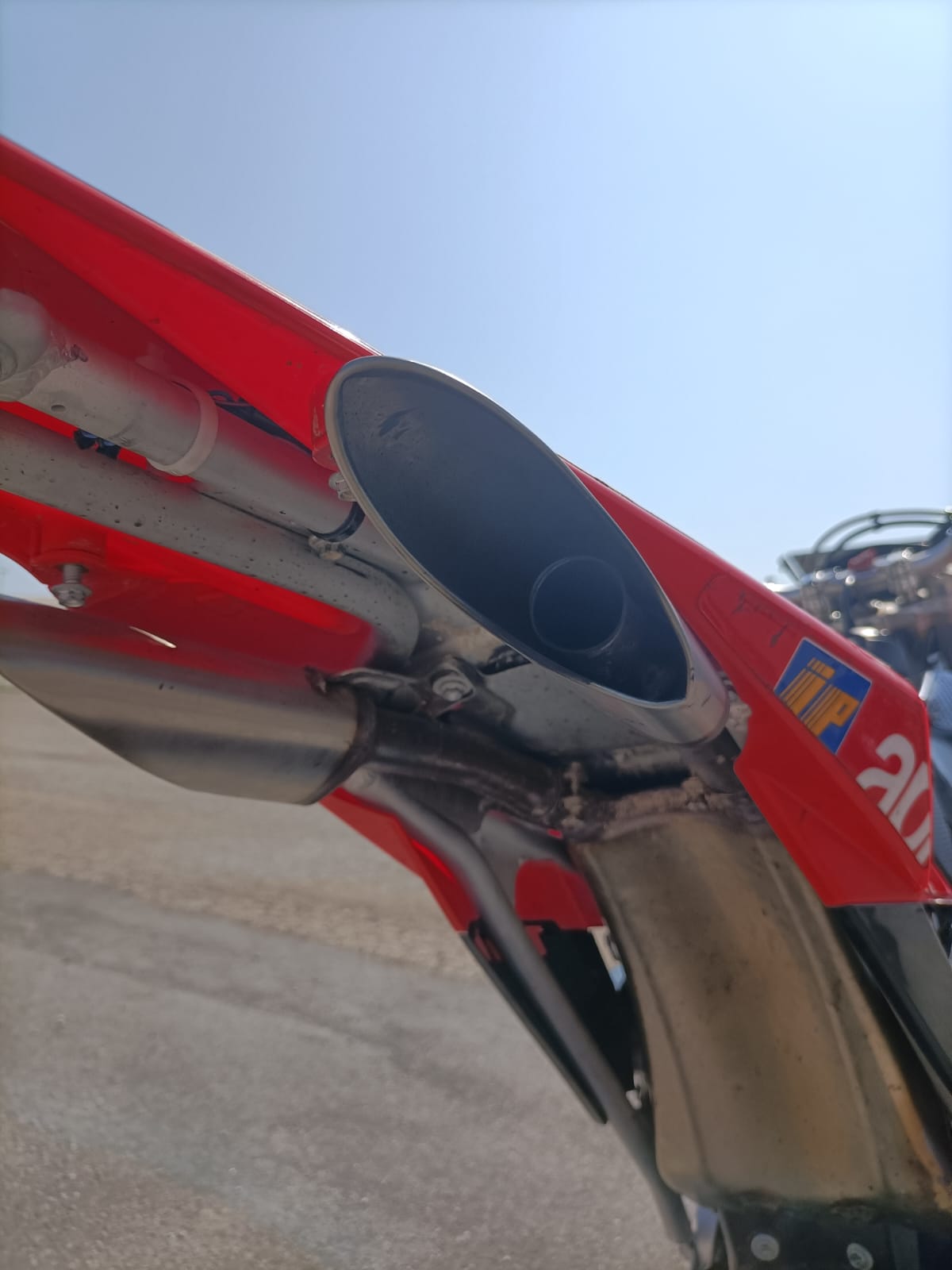 In Vendita Aprilia SXV 550 Motard Km 1.470 Originale Aprilia Racing in Pronta Consegna