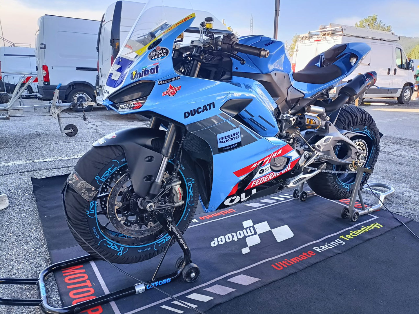 Ducati Panigale V2 2025 Noleggio Moto BMR Noleggi Vista Laterale Termocoperte IRC