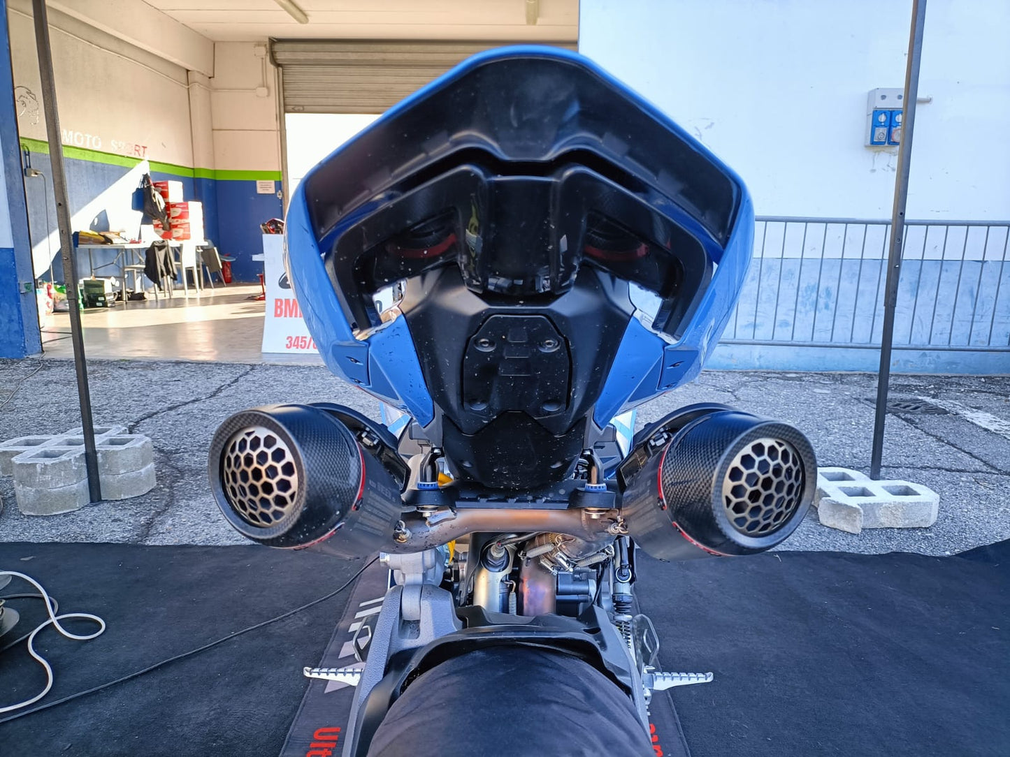 Ducati Panigale V2 2025 Replica Alex Marchez Noleggio Moto Pista BMR Noleggi dettaglio vista posteriore Scarico Termignoni