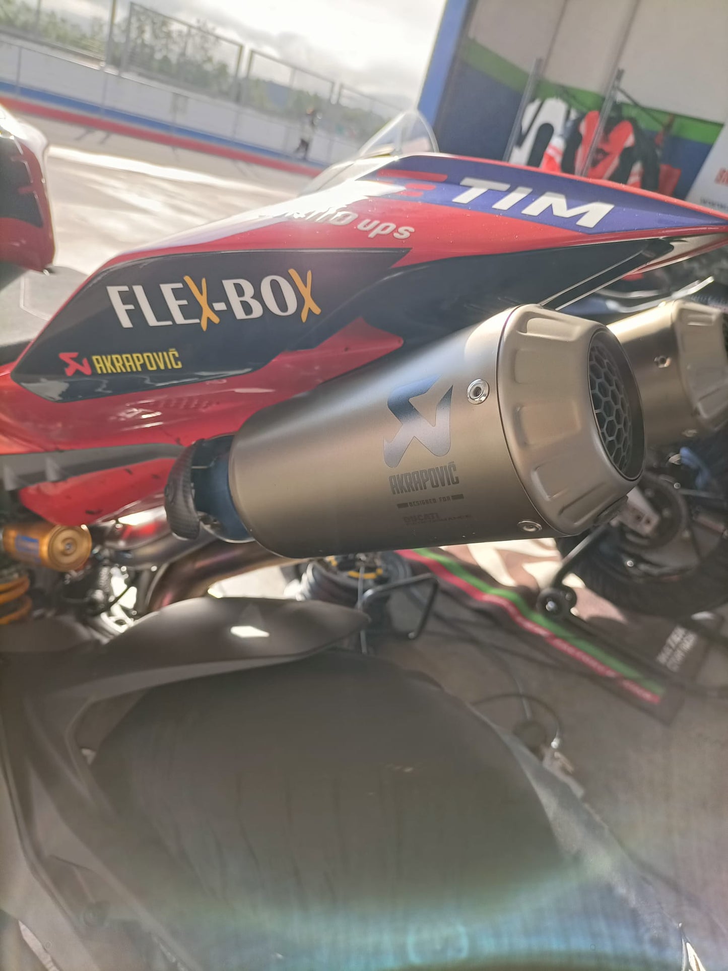 Ducati Panigale V4S 2025 Akrapovic – Noleggio Offerta Tutti Pazzi Per La Pista