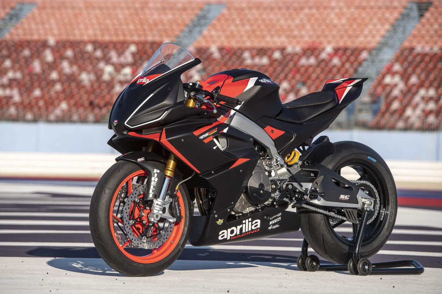 Aprilia RS 660 Trofeo 2023 con livrea racing fotografata in circuito. Moto da pista ad alte prestazioni con scarico SC e pneumatici Pirelli
