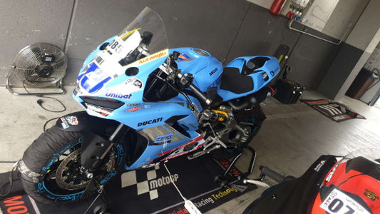 Ducati Panigale V2 2025 vista completa in box, moto disponibile per noleggio pista con BMR Noleggi