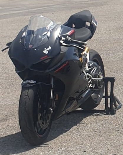 Ducati Panigale V2 Black 2024 Standard MotoGP Noleggio in Pista BMR  Noleggi