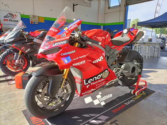 Ducati Panigale V4S 2025 Akrapovic – Noleggio Offerta Tutti Pazzi Per La Pista