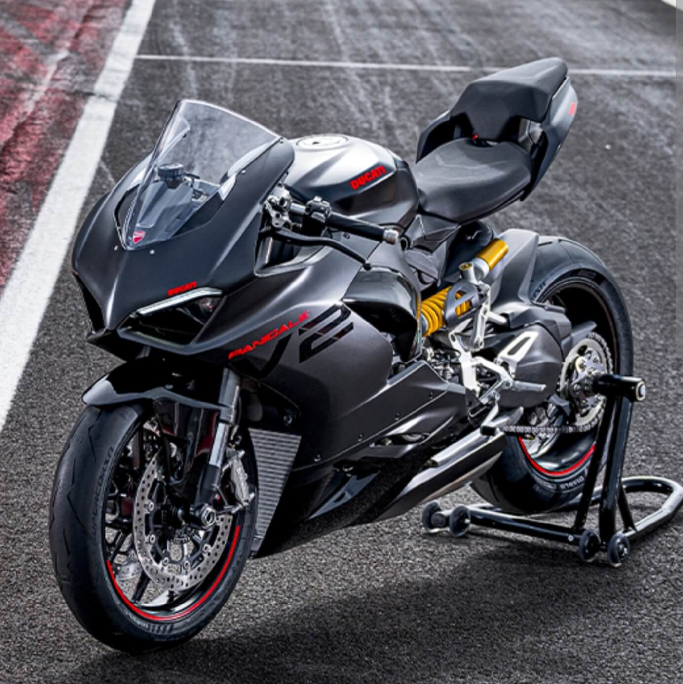 BMR SERVIZI E NOLEGGI SRLS DUCATI PANIGALE V2 2024 BLACK STANDARD Ducati Panigale V2 2024 Black – Noleggio Pista Elegante e Potente