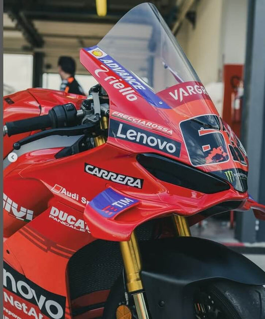 Ducati Panigale V4S 2025 replica Bagnaia con livrea ufficiale MotoGP in pit lane, dettagli racing e sponsor ufficiali